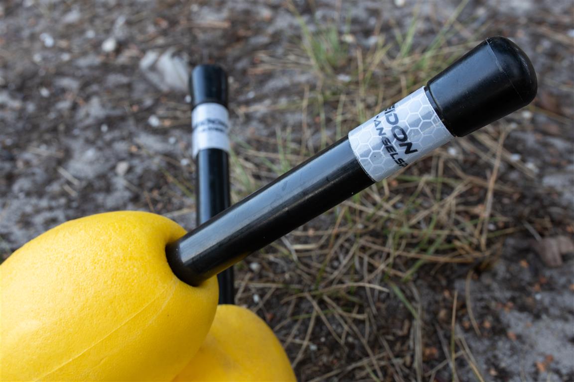 e Marker Buoy is voorzien van reflecterend tape om hem goed te kunnen terugvinden in het donker