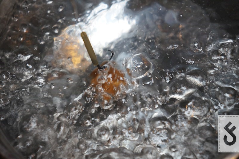 De krimpkous kan je natuurlijk krimpen boven je keteltje of een aansteker, maar het kan ook door hem even onder te dompelen in kokend water.