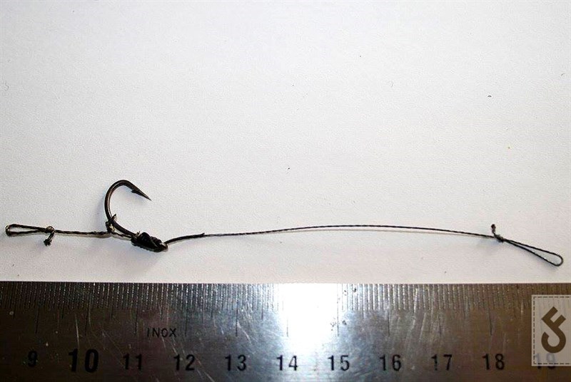 Strip nu de onderlijn ongeveer 1cm van de haakoog en trek de coating er helemaal vanaf. Maak op 10cm van de haakbocht een lusje voor de wartel.