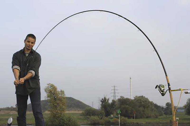 Dick belast hier een glashengel met zeer groot demping bereik. In sommige situaties is dit een zeer bruikbare, effectieve hengel die bij kenners dan ook de voorkeur heeft. Denk aan zware drilsituaties, obstakelvisserij en de meervalvisserij.