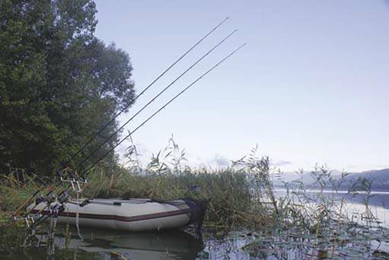 Met wat extra lengte van de hengel kun je het vertrekpunt van de lijnen in de oeverzone goed hoog houden. En met name ’s nachts heb je die extra ruimte vaak nodig om met de boot te kunnen manoeuvreren.