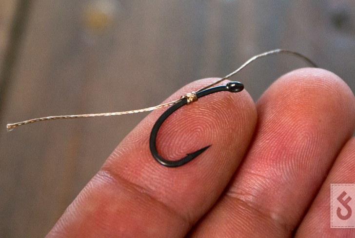 Maak het geheel nu nat met een beetje speeksel en trek de knoop langzaam en geleidelijk aan. Zorg er voor dat de knoop goed strak wordt aangetrokken zodat hij bijna niet kan schuiven en zeker niet los kan komen. Je zou deze knoop eventueel kunnen bedekken met een beetje krimpkous.