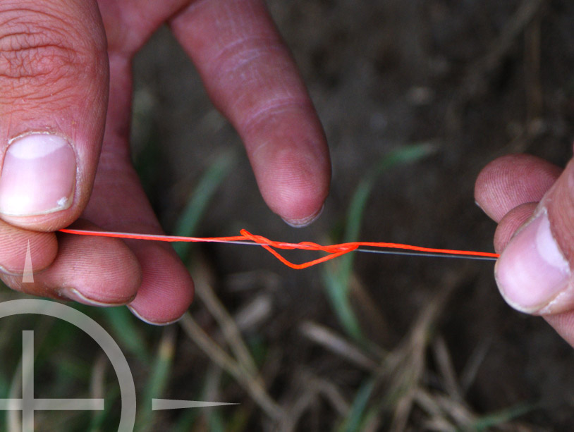 Pak beide uiteinden van je markerdraad, maak de knoop nat en trek hem langzaam maar goed aan. Zorg ervoor dat de knoop goed wordt aangetrokken zodat je stuitje niet kan gaan schuiven.