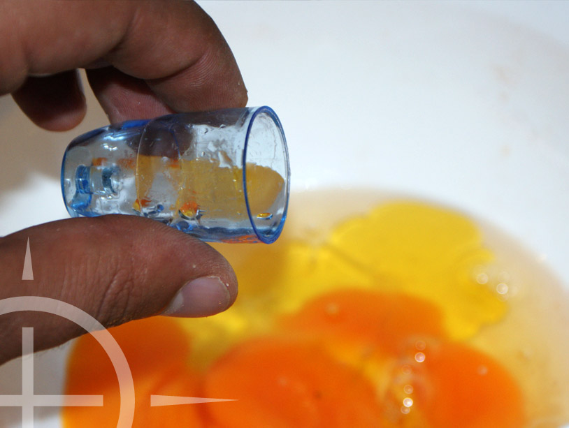 Breek de eieren in een schaal of emmer