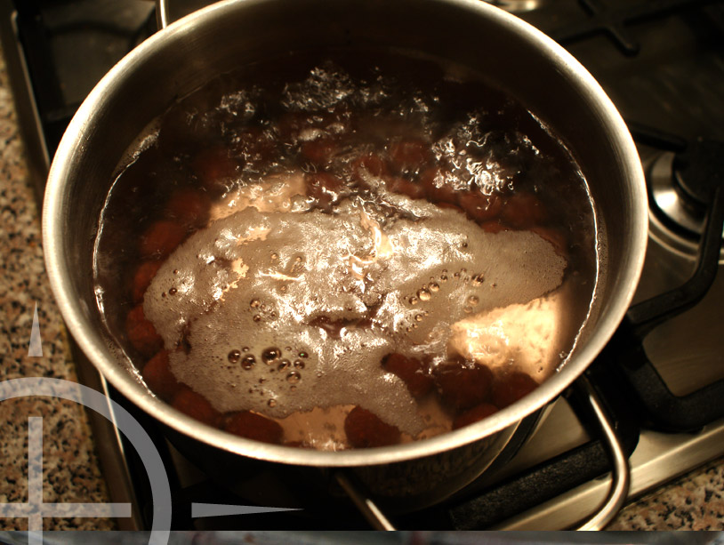 Zorg dat het water goed kookt voordat je de boilies in de pan doet