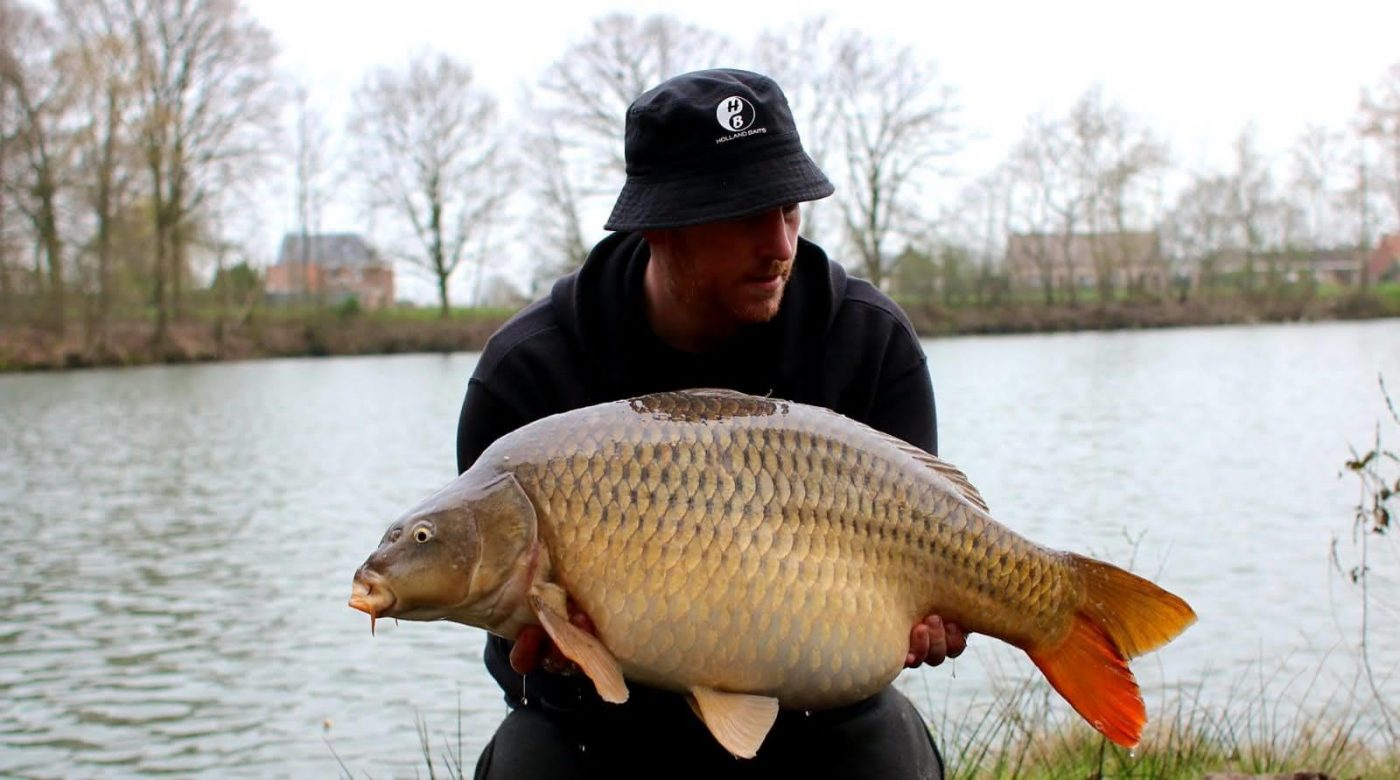 Roel met de eerste karper, een prachtige schubkarper van 12,8 kg