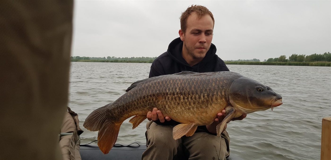 Desley wist een mooie schubkarper te vangen van 10kg