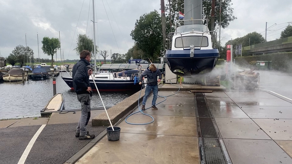 Gelijk even schoonspuiten als hij in de singles hangt.