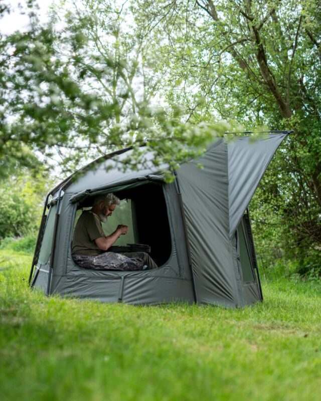 Dankzij de vier ventilatiepanelen kan je de Titan Bivvy naar de omstandigheden aanpassen