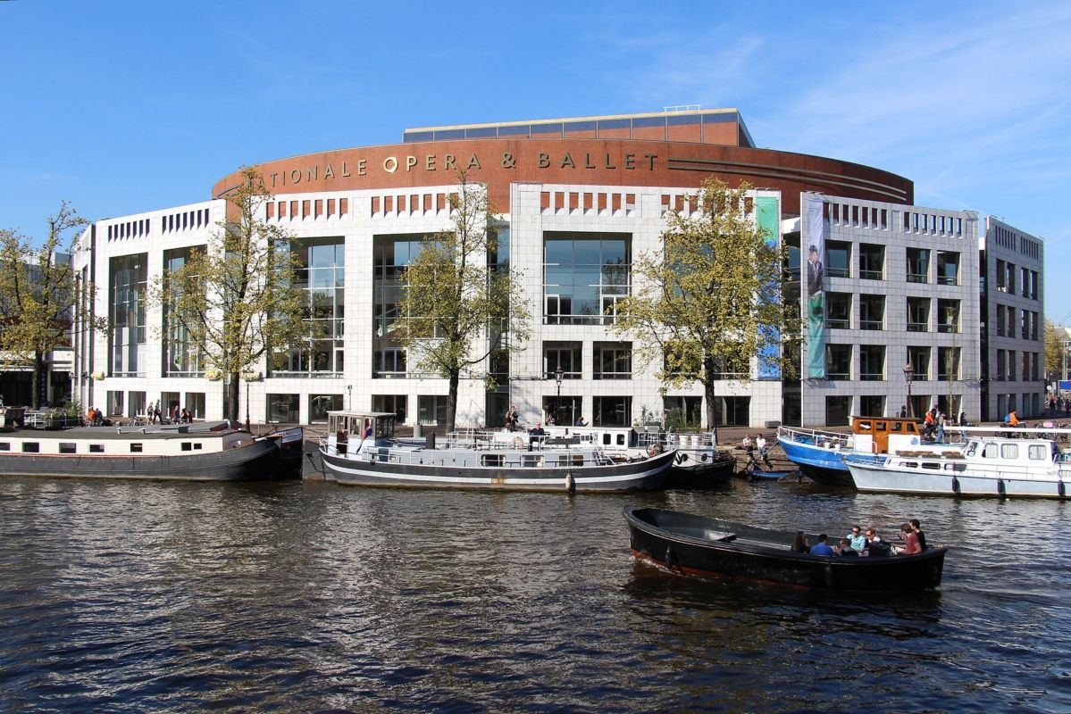 In de Amsterdamse Stopera wordt op 7 september 2023 een raadsvergadering gehouden om de hengelsport in Amsterdam te verbieden